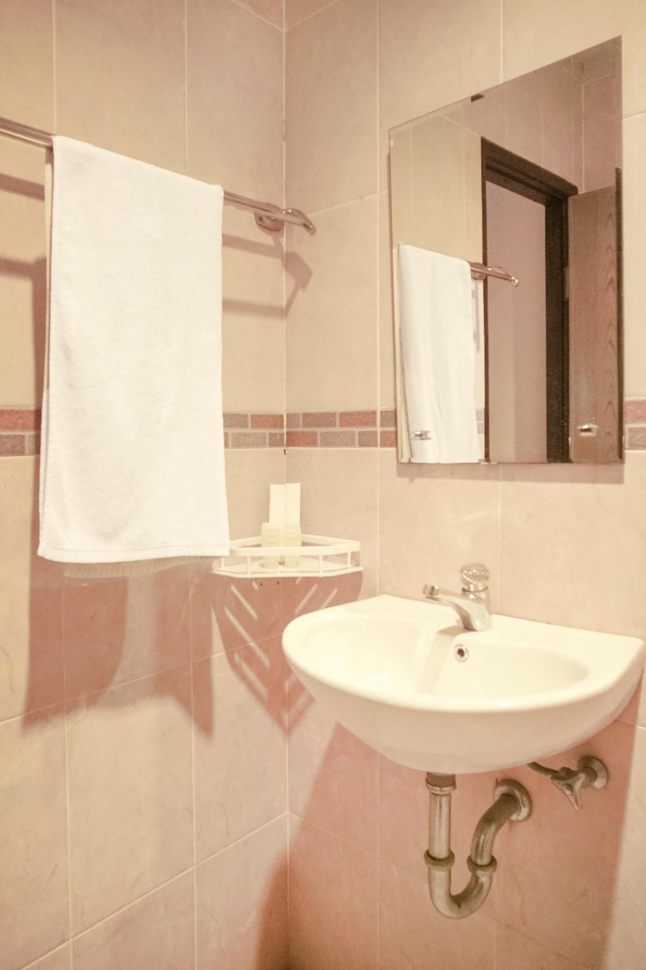 Capital O 142 Hotel Al Furqon Syariah Palembang Ngoại thất bức ảnh