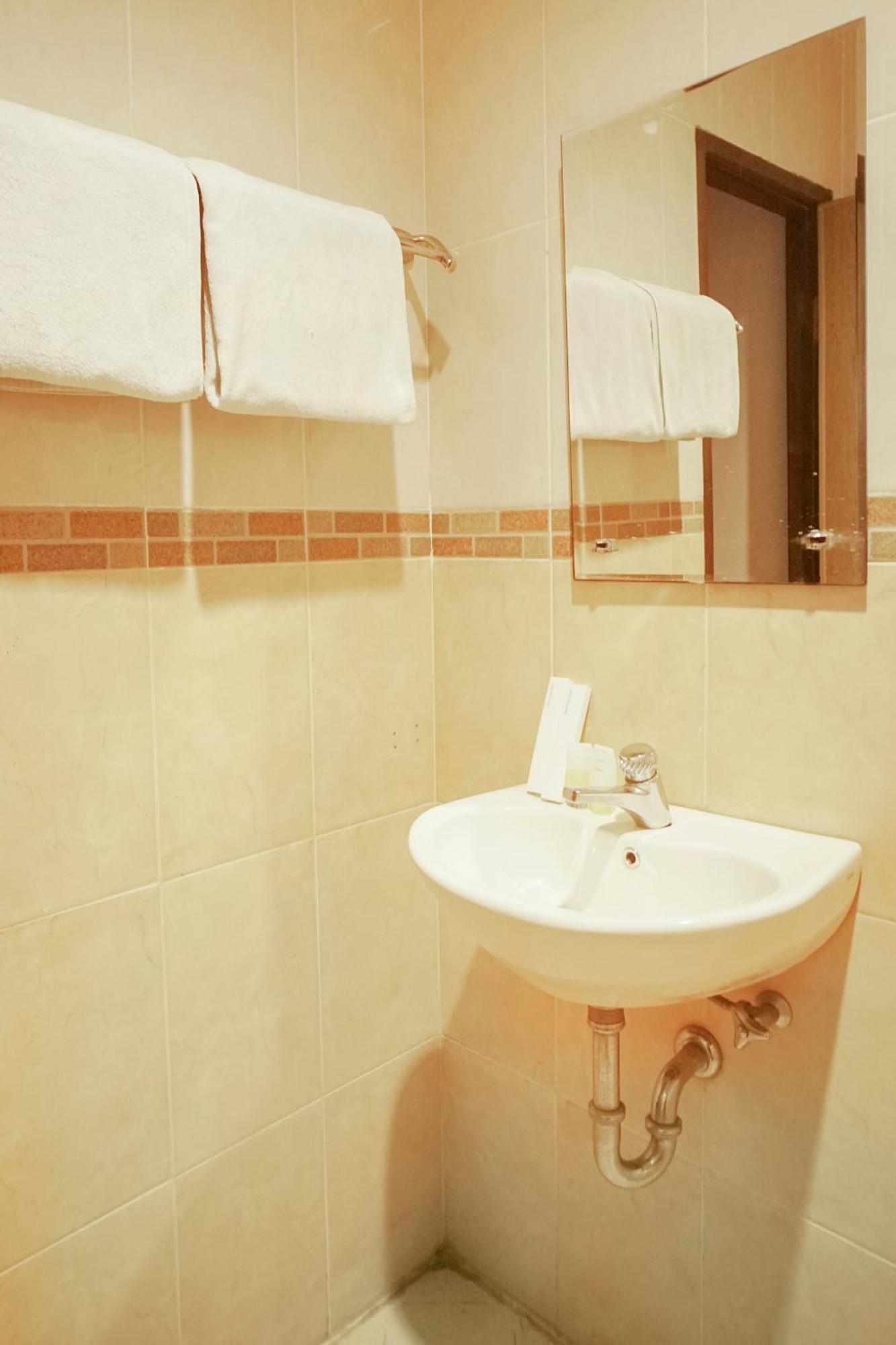 Capital O 142 Hotel Al Furqon Syariah Palembang Ngoại thất bức ảnh